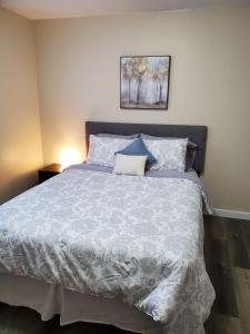 Φωτογραφία από το άλμπουμ του Cozy Home with Whole main floor στο Θάντερ Μπέι +19 φωτογραφίες