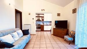 un soggiorno con divano e TV a schermo piatto di Appartamento a Fiuggi con 2 camere, splendida vista sulle montagne e perfetto per 4 ospiti a Fiuggi