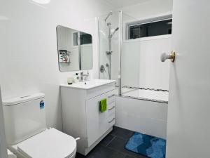 Koupelna v ubytování LA SOL 2 - close to uni - ensuite & seperate entrance + 24 fotografií