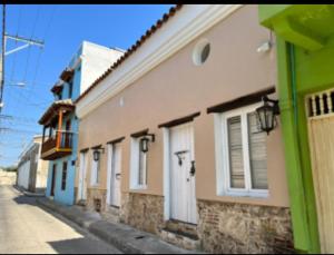 eine Reihe von Gebäuden auf einer Stadtstraße in der Unterkunft Suite en Getsemaní - POD C in Cartagena de Indias