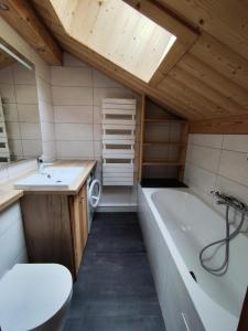 Et badeværelse på Résidence L'arolaz N°1 - Appartement skis aux pieds 7 personnes dans le centre de Méribel MAE-7111