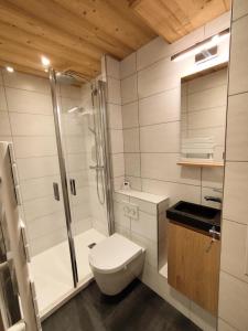 Et badeværelse på Résidence L'arolaz N°1 - Appartement skis aux pieds 7 personnes dans le centre de Méribel MAE-7111 + 7 billeder