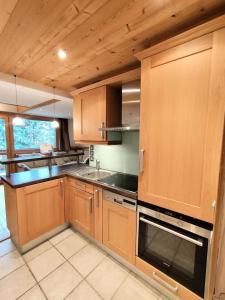 Køkken eller tekøkken på Résidence L'arolaz N°1 - Appartement skis aux pieds 7 personnes dans le centre de Méribel MAE-7111