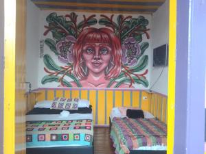 a childrens room with a painting on the wall at hostal Bremen jq in Filandia