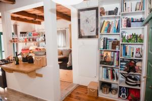 ein Zimmer mit einem Bücherregal voller Bücher in der Unterkunft Wine Cellar Turned Idyllic Spa Escape in Lenti