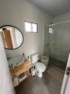 une salle de bain avec toilettes, lavabo et douche dans l'établissement Nina casa de playa, à Balneario Buenos Aires
