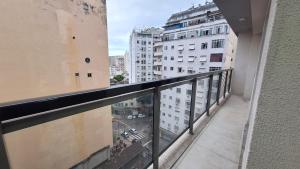 un balcón con vista a una ciudad en Apto moderno com varanda, piscina e academia, en Río de Janeiro