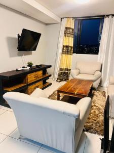 Μια τηλεόραση ή/και κέντρο ψυχαγωγίας στο Windhoek Eastern View on Independence 77 unit 124