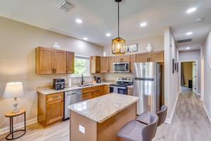 Una cocina con gabinetes de madera y electrodomésticos de acero inoxidable. en 1 Mi to Florida State University Tallahassee Gem, en Tallahassee 16 fotos más