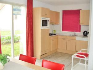 Η κουζίνα ή μικρή κουζίνα στο Waterfront Bungalow Near Beach +19 φωτογραφίες