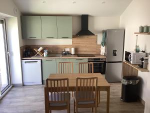 Kuchyň nebo kuchyňský kout v ubytování Logement de Tiphanie et Quentin + 1 fotografie