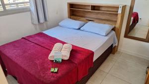 Un dormitorio con una cama con dos toallas encima. en Apto moderno com varanda, piscina e academia, en Río de Janeiro