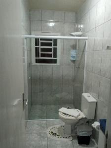 カンポス・ド・ジョルドンにあるKitnet Privativa no Portal de Campos do Jordãoのシャワーとトイレ付きのバスルーム