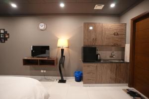 Kuchyň nebo kuchyňský kout v ubytování Hotel Crossroads + 25 fotografií