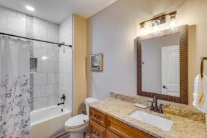 Un baño con lavabo, inodoro y espejo. en 1 Mi to Florida State University Tallahassee Gem, en Tallahassee