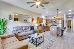 una sala de estar con un sofá y una mesa en 1 Mi to Florida State University Tallahassee Gem, en Tallahassee