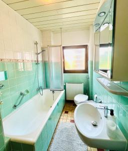 Ένα μπάνιο στο CASA INN ParkView - Relax & Chill - Perfect for Business Travel, Weekend Trip, Family&Friends, Dogs Lover, Romance, Layover or Longstay