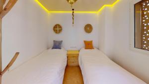 Postel nebo postele na pokoji v ubytování Strandwohnung mit Ausblick, Terrasse & Pool + 13 fotografií