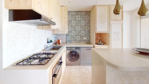 Kuchyň nebo kuchyňský kout v ubytování Strandwohnung mit Ausblick, Terrasse & Pool