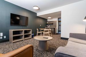TV a/nebo společenská místnost v ubytování Northwinds Hotel Revelstoke