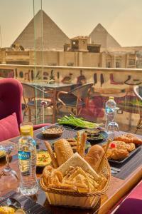 Gallery image of King Pyramids View Hotel in Cairo