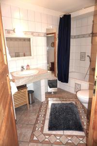 Koupelna v ubytování Altes Landhaus Oste mit Grünkohltour & Bossel-Wochenende