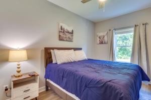 un dormitorio con una cama y una ventana en 1 Mi to Florida State Capitol Tallahassee Escape, en Tallahassee