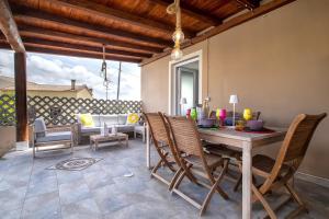 a dining room with a table and chairs at Casa Bea in Palmadula