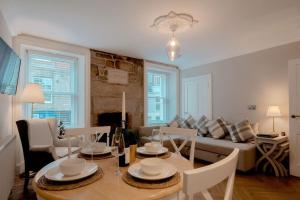 Posezení v ubytování Number Twenty Seven luxury apartment, Aberdour, Fife