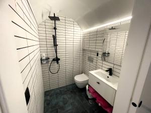 a bathroom with a toilet and a sink at Apartamento Plaza del Cabildo II - Sanlúcar Centro in Sanlúcar de Barrameda