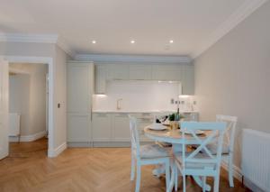 Kuchyň nebo kuchyňský kout v ubytování Number Twenty Seven luxury apartment, Aberdour, Fife