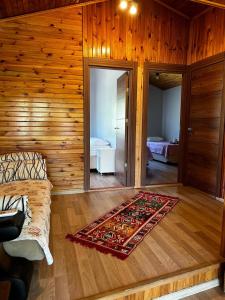 een kamer met een bed en een tapijt op de vloer bij Garden Party House in Sile