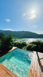 a swimming pool with a view of the water at Mar de Bougainville in Governador Celso Ramos +95 photos