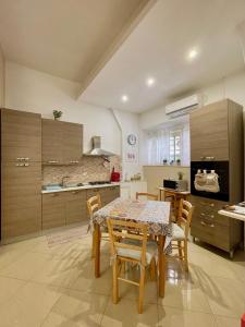 eine Küche mit Tisch und Stühlen in einem Zimmer in der Unterkunft Ciraulo Apartment Central Old Town Catania in Catania