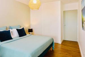 Postel nebo postele na pokoji v ubytování Appartement Etang Zabricot - Vue sur la Marina