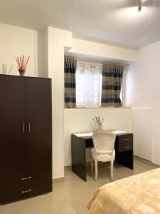 ein Schlafzimmer mit einem Schreibtisch, einem Bett und einem Stuhl in der Unterkunft Ciraulo Apartment Central Old Town Catania in Catania