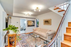 un soggiorno con divano e scale di Cottage with Furnished Patio and Garden Dtwn Leesburg a Leesburg