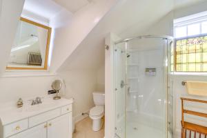 un bagno bianco con doccia e WC di Cottage with Furnished Patio and Garden Dtwn Leesburg a Leesburg Altre 18 foto