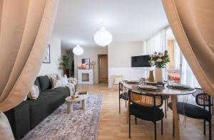 ein Wohnzimmer mit einer grünen Couch und einem Tisch in der Unterkunft Appartement avec Rétroprojecteur, Babyboot avec belle vue et proche gare in Saint-Pierre-des-Corps