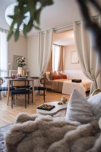 ein Wohnzimmer mit Sofa und Tisch in der Unterkunft Appartement avec Rétroprojecteur, Babyboot avec belle vue et proche gare in Saint-Pierre-des-Corps