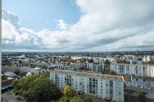 Blick auf eine Stadt mit weißen Gebäuden in der Unterkunft Appartement avec Rétroprojecteur, Babyboot avec belle vue et proche gare in Saint-Pierre-des-Corps