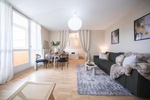 ein Wohnzimmer mit Sofa und Tisch in der Unterkunft Appartement avec Rétroprojecteur, Babyboot avec belle vue et proche gare in Saint-Pierre-des-Corps