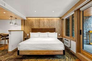 Postel nebo postele na pokoji v ubytování Otter Hotel