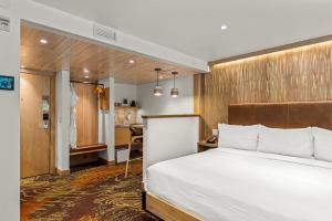 Postel nebo postele na pokoji v ubytování Otter Hotel