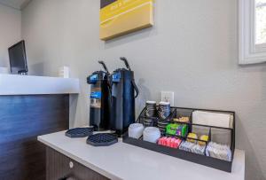 Příslušenství pro přípravu čaje a kávy v ubytování Motel 6 Portland OR Southeast
