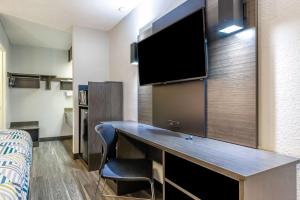 TV a/nebo společenská místnost v ubytování Motel 6 Portland OR Southeast
