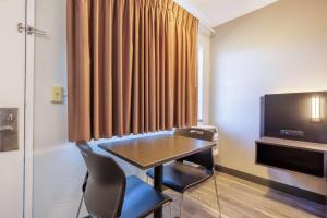TV a/nebo společenská místnost v ubytování Motel 6 Portland OR Southeast