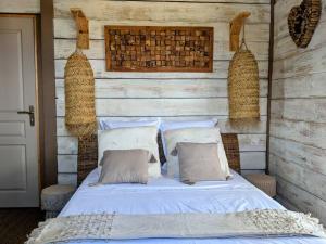 Giường trong phòng chung tại Villa Bois Chic