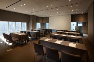 une grande salle à manger avec des tables et des chaises dans l'établissement Shilla Stay Gwanghwamun Myeongdong, à Séoul