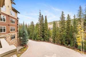 eine Straße, die zu einem Haus mit Bäumen führt in der Unterkunft Lone Eagle 3017 in Keystone